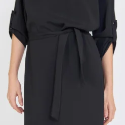 Robe Ceinturée Col V Avec Détail Doré Jude | Robe Courte 3 SUISSES -Promos Robe Mirage Magasin robe ceinturee col v avec detail dore jude 1187715 33 1140x1140