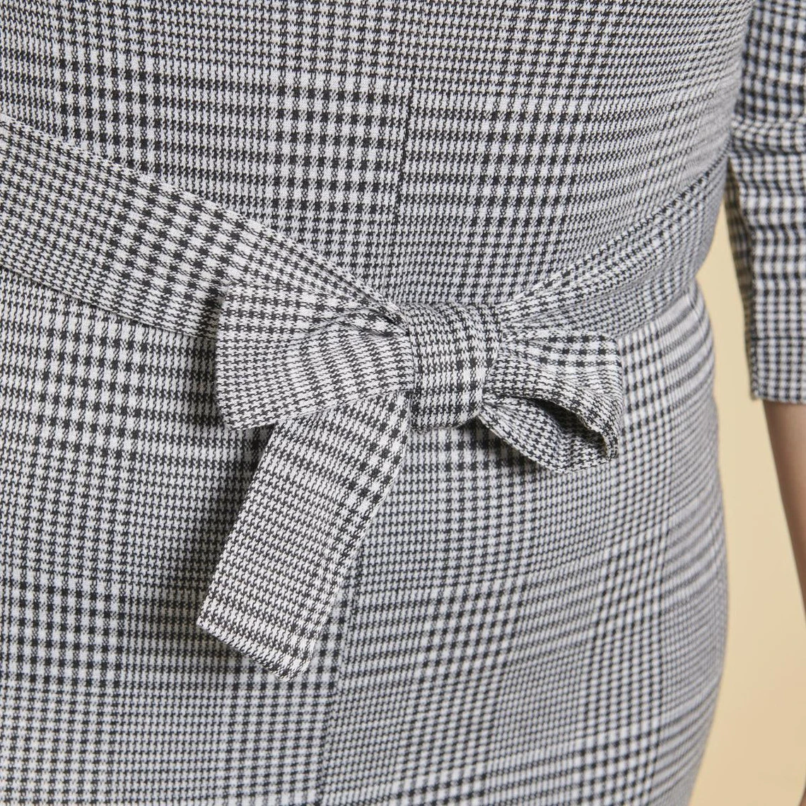 Robe Courte à Carreaux Manches 3/4 Et Ceinture à Nouer Femme - Carreaux Noir / Blanc | 3 SUISSES 5 Robe Courte à Carreaux Manches 3/4 Et Ceinture à Nouer Femme - Carreaux Noir / Blanc | 3 SUISSES – Image 3