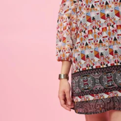 Robe Courte Imprimée Col V Et Cordons Manches Longues élastiquées Femme - Imprimé Beige | 3 SUISSES -Promos Robe Mirage Magasin robe courte imprimee col v et cordons manches longues elastiquees femme imprime beige 1051695 3 1140x1140