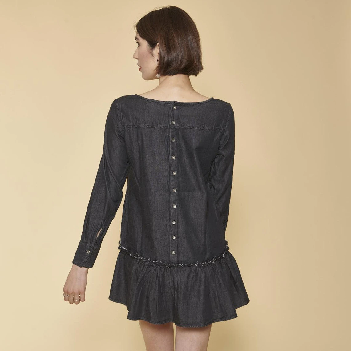 Robe Courte Volant Effiloché Boutonnage Dos Femme - Noir | 3 SUISSES 4 Robe Courte Volant Effiloché Boutonnage Dos Femme - Noir | 3 SUISSES – Image 2
