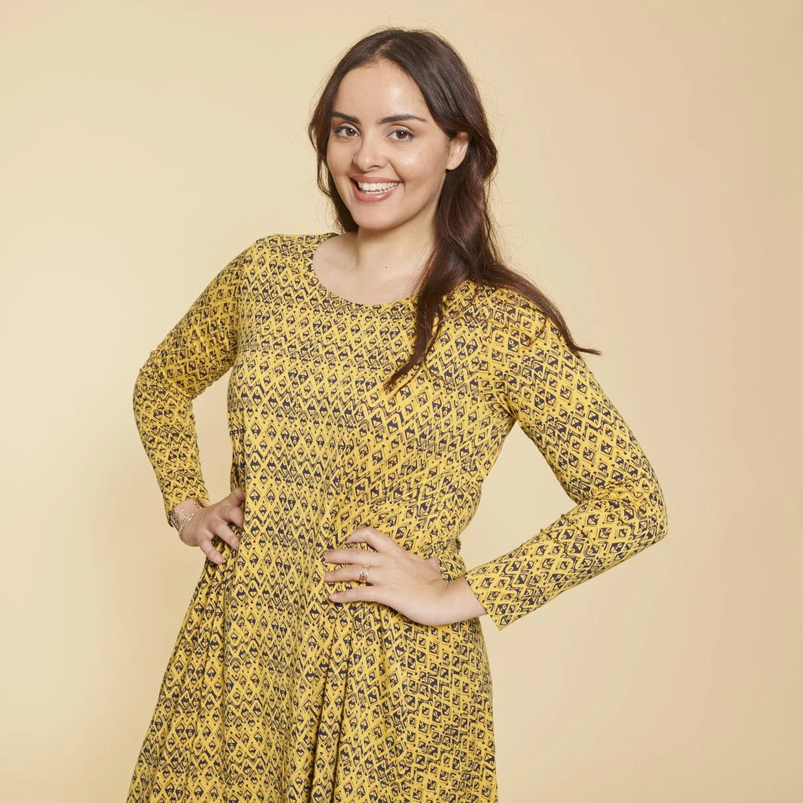 Robe Imprimée évasée Manches Longues Femme - Imprimé Jaune Moutarde | 3 SUISSES 4 Robe Imprimée évasée Manches Longues Femme - Imprimé Jaune Moutarde | 3 SUISSES – Image 2