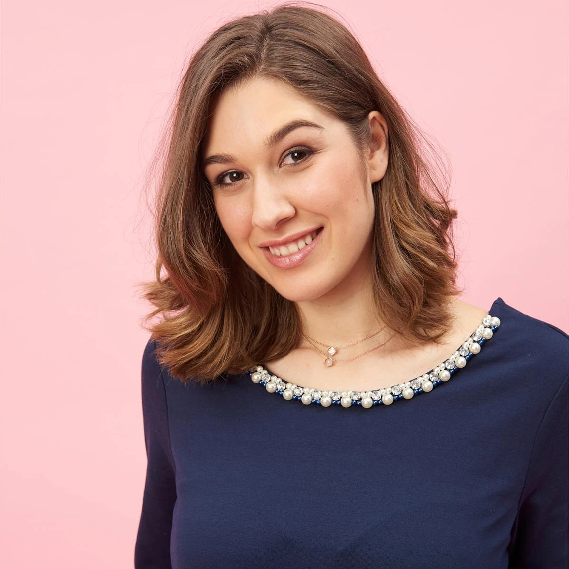 Robe Manches 3/4 Col Rond Et Poches Avec Perles Fantaisie Grandes Tailles Femme - Bleu Marine | 3 SUISSES 4 Robe Manches 3/4 Col Rond Et Poches Avec Perles Fantaisie Grandes Tailles Femme - Bleu Marine | 3 SUISSES – Image 2