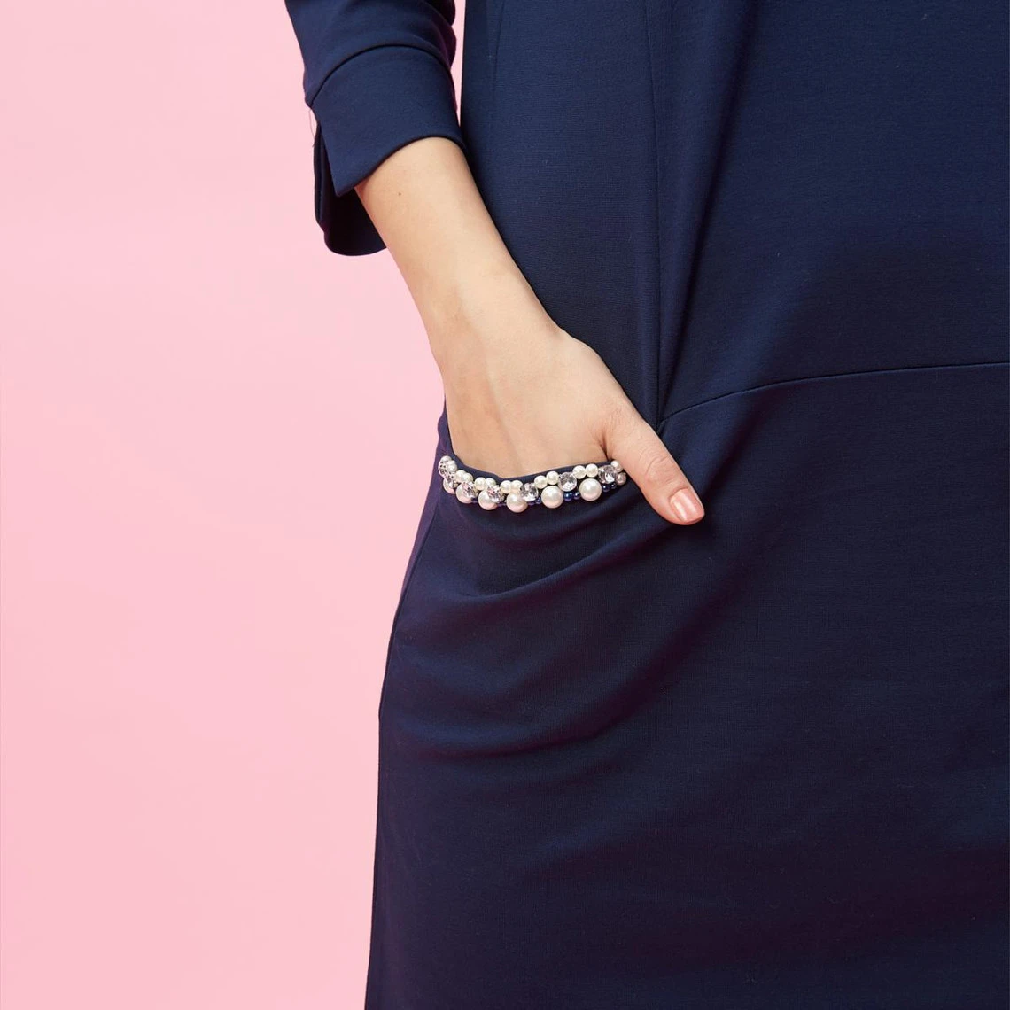 Robe Manches 3/4 Col Rond Et Poches Avec Perles Fantaisie Grandes Tailles Femme - Bleu Marine | 3 SUISSES 6 Robe Manches 3/4 Col Rond Et Poches Avec Perles Fantaisie Grandes Tailles Femme - Bleu Marine | 3 SUISSES – Image 4