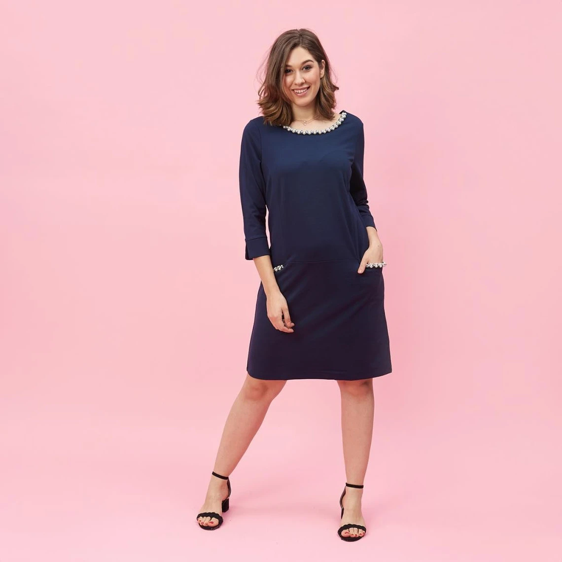 Robe Manches 3/4 Col Rond Et Poches Avec Perles Fantaisie Grandes Tailles Femme - Bleu Marine | 3 SUISSES 7 Robe Manches 3/4 Col Rond Et Poches Avec Perles Fantaisie Grandes Tailles Femme - Bleu Marine | 3 SUISSES – Image 5
